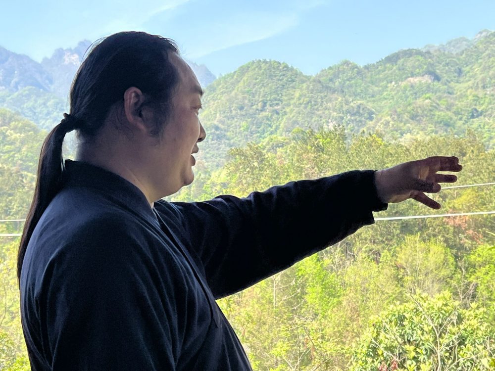 Maître Ming Yue, héritier de la 15e génération de la lignée Xuan Wu, dans les montagnes de Wudang